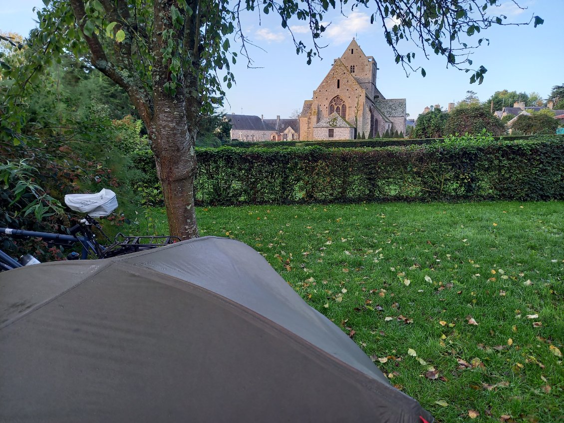 Bivouac tout calme à Genêts près du cimetière, pas dérangé par les voisins... :-p