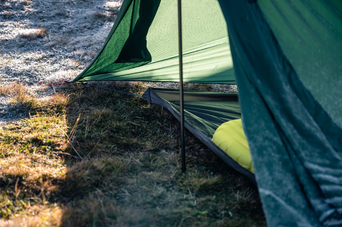 On remarque bien la bordure surélevée du tapis de sol.