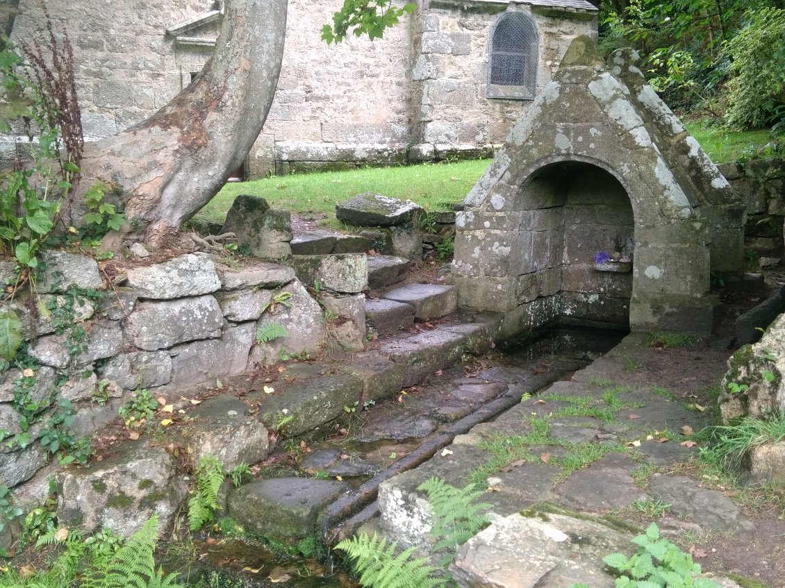 Fontaine sacrée de la chapelle du Traon