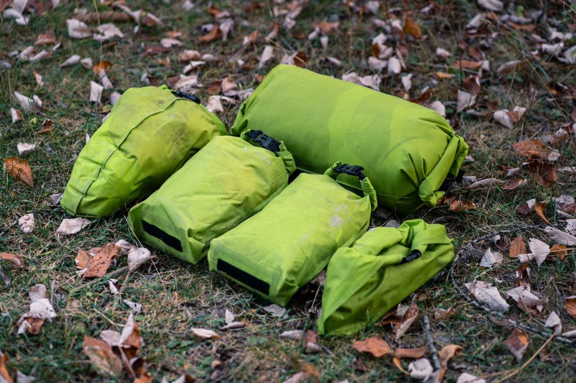 L'ensemble des sacs étanches du système de bikepacking Vaude.