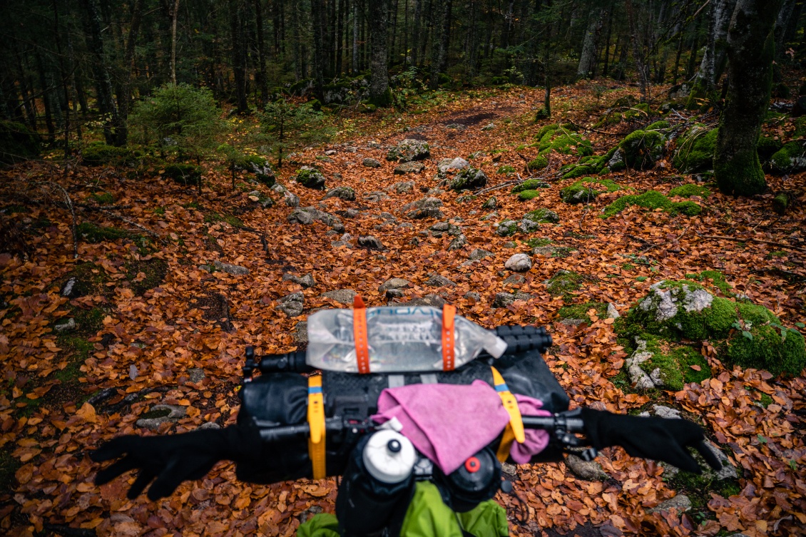 Parfois, j'ai largement dépassé le poids maximum conseillé... Packraft + trépied photo + 2.5L d'eau... soit environ 9kg à vue de nez !!