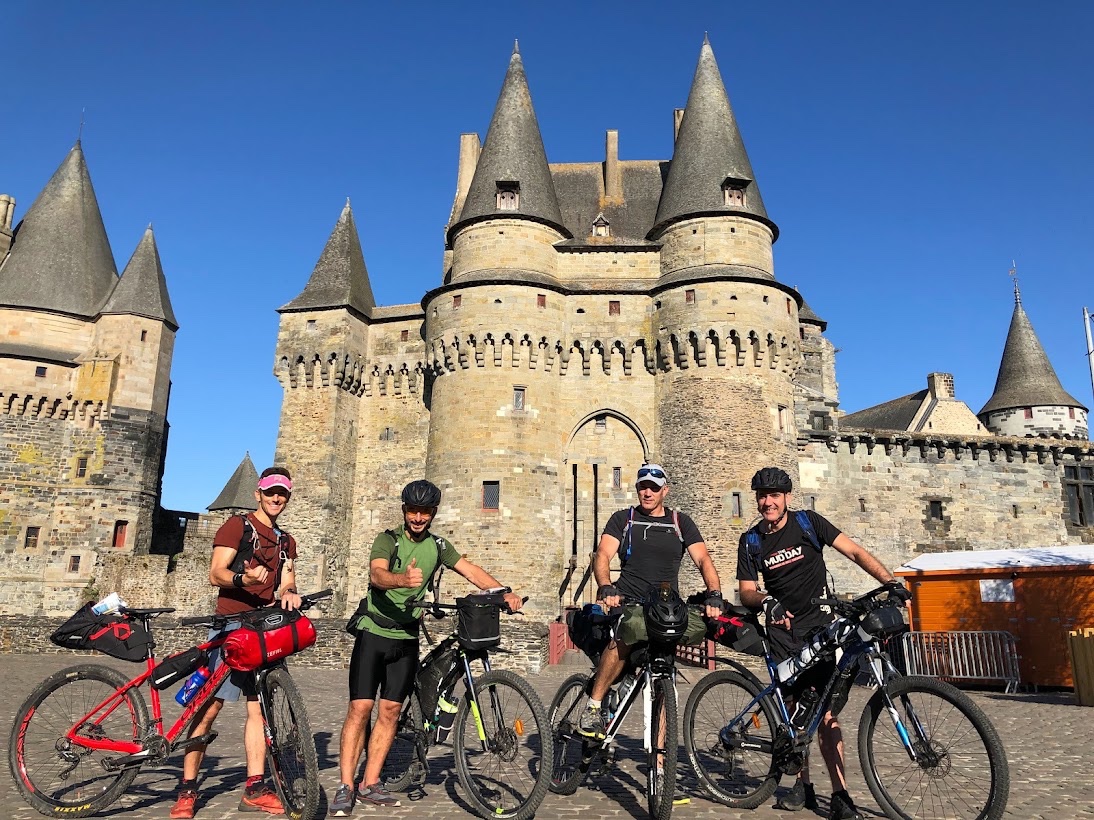 Départ des portes de La Bretagne à Vitré pour le GR37...