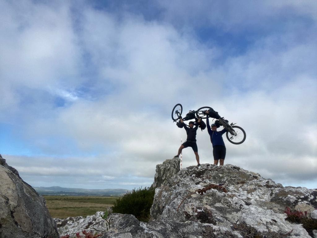 Les cyclistes les plus haut de Bretagne au sommet de son point culminant Le Roc'h Trévézel !