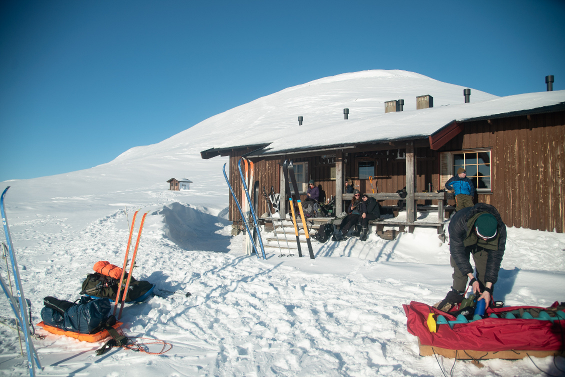 Peaux, demi-peaux, pulkas. Cabane en Finlande. Photo : Clément Couturier