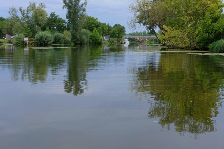 Passer sous ce joli pont est bien tentant mais je vais sagement suivre la flèche sur la gauche.