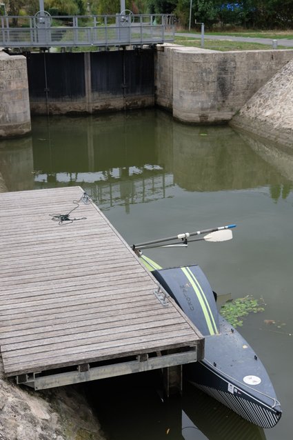 Entrer dans l'écluse et s'amarrer. Bien sur, ne pas oublier de refermer les portes ! :-)