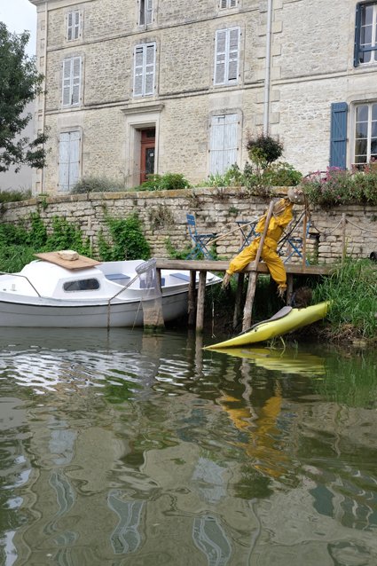 Arrivée à Damvix et son festival d'épouvantails.