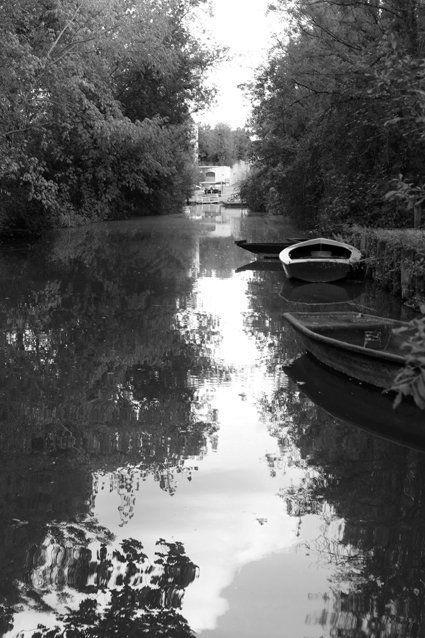 De jolies barques traditionnelles annoncent Arçais.