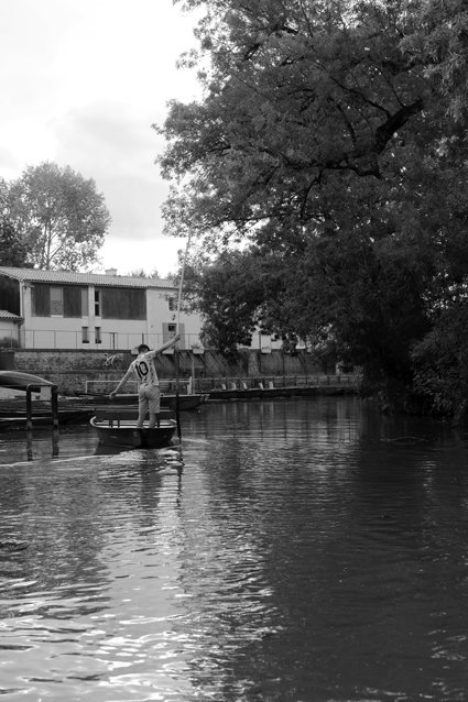 Jeune guide du Marais maniant la pigouille.