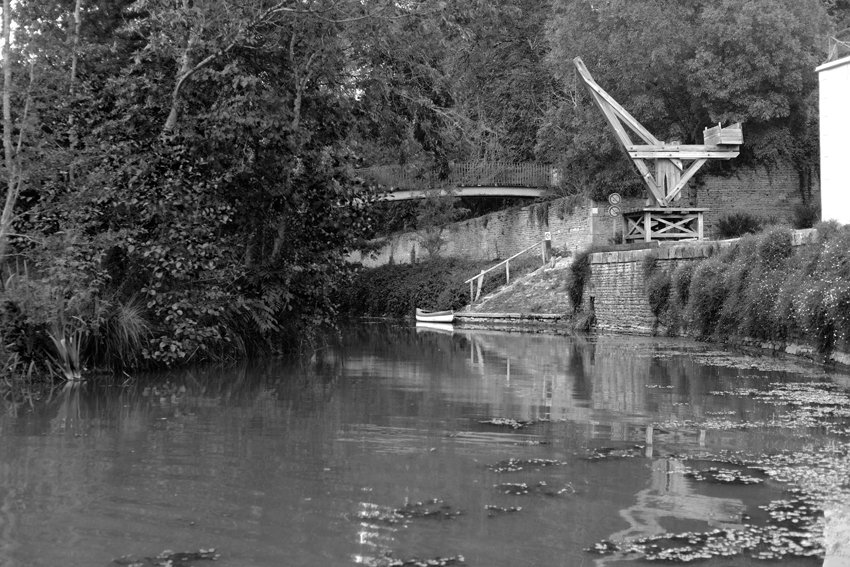 Ancienne grue de déchargement en bois.