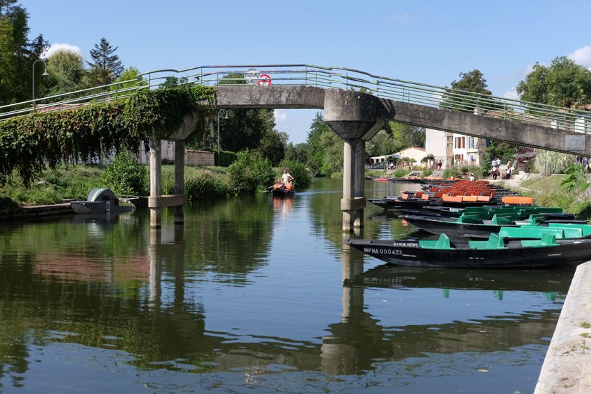 Coulon, haut lieu touristique du Marais. On y trouve entre autres le musée dédié à celui-ci.