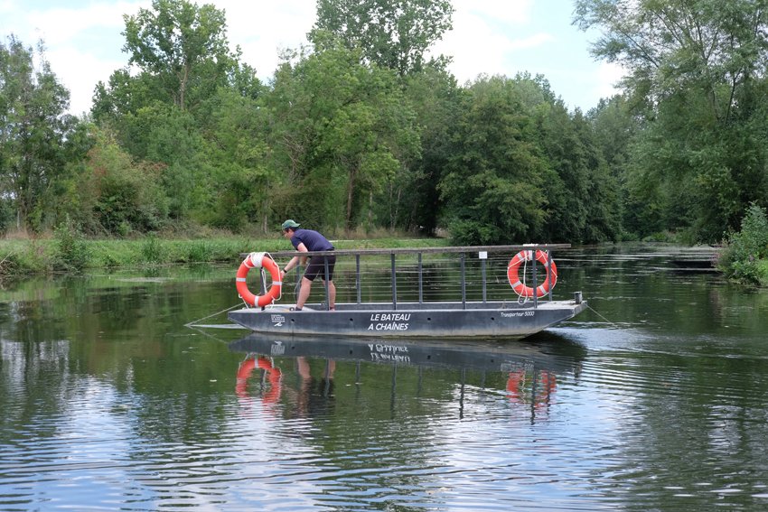 On trouve sur la Sèvre plusieurs bateaux à chaînes pour la traverser. Il suffit d'embarquer et de tirer sur les maillons : pratique, ludique... et sportif !