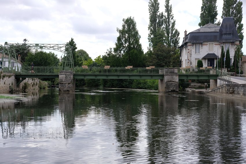 Arrivée à Magné. Pas d'écluse, seulement un très beau pont automatique. Même pas besoin d'y toucher, ça passe !