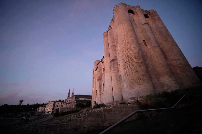 Le soleil se couche sur Niort et son château.