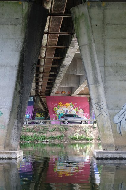 Dessous de pont coloré.