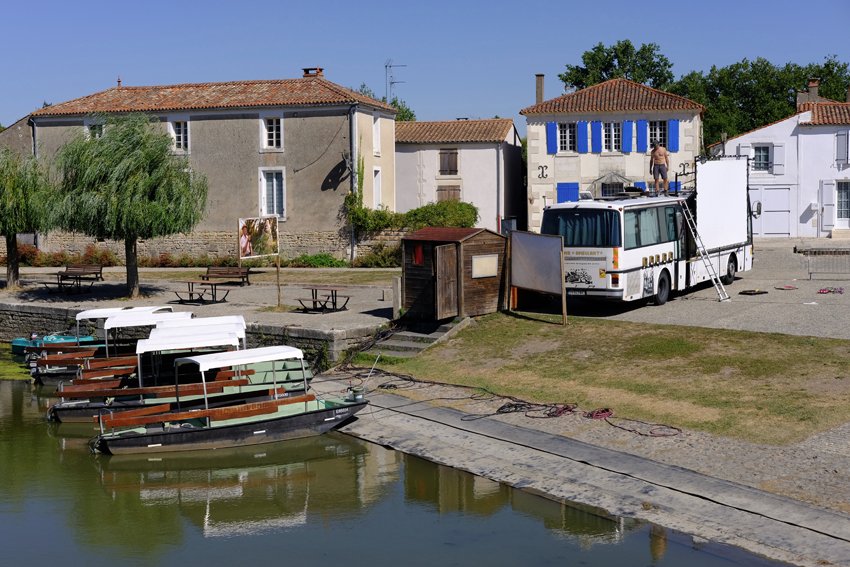 Le joli petit port de Maillé : préparation d'une séance de cinéma en plein air devant la flôtille de capucines à louer.