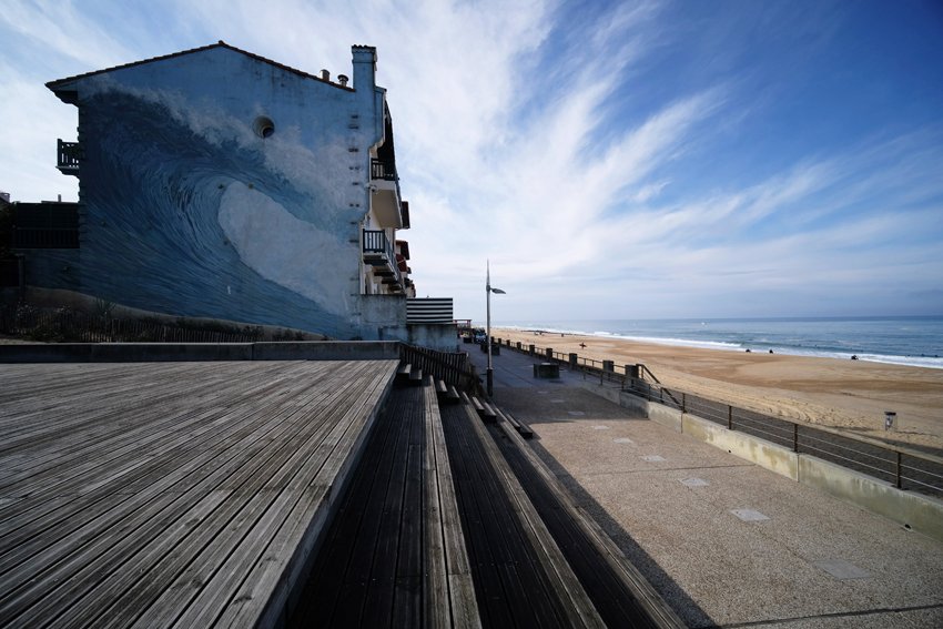 Je me fais indiquer la belle fresque murale La Vague de Dominique Anthony. Elle est ici dans son élément.