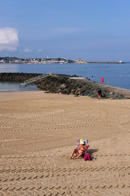 Plage de Saint-Jean-de Luz. Fort de Socoa derrière, texto devant.