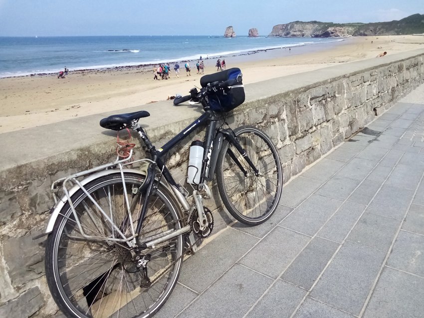 La plage est en bas du camping.