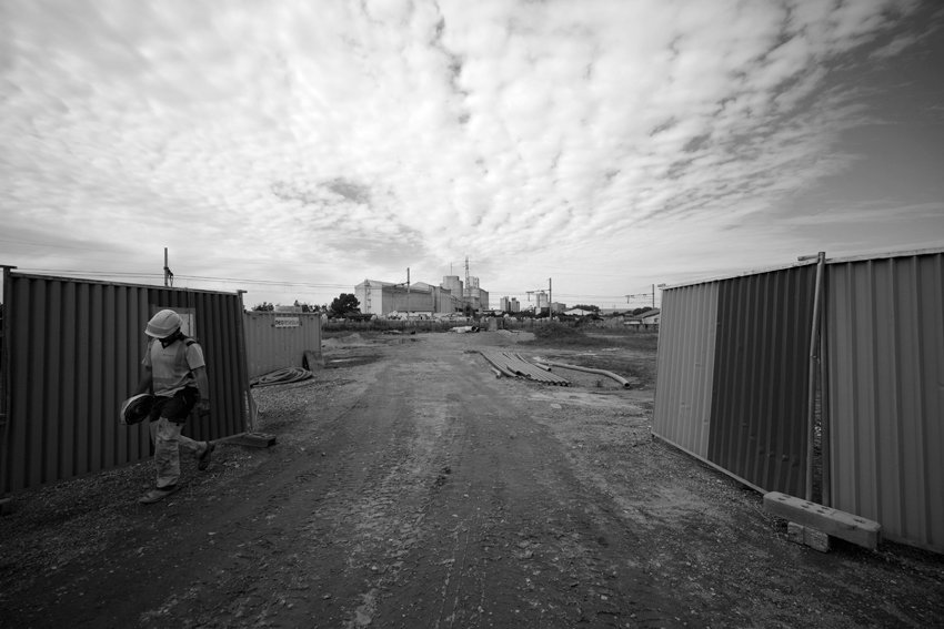 En arrivant à Bayonne. Le site ultra sécurisé de l'usine à jambons.