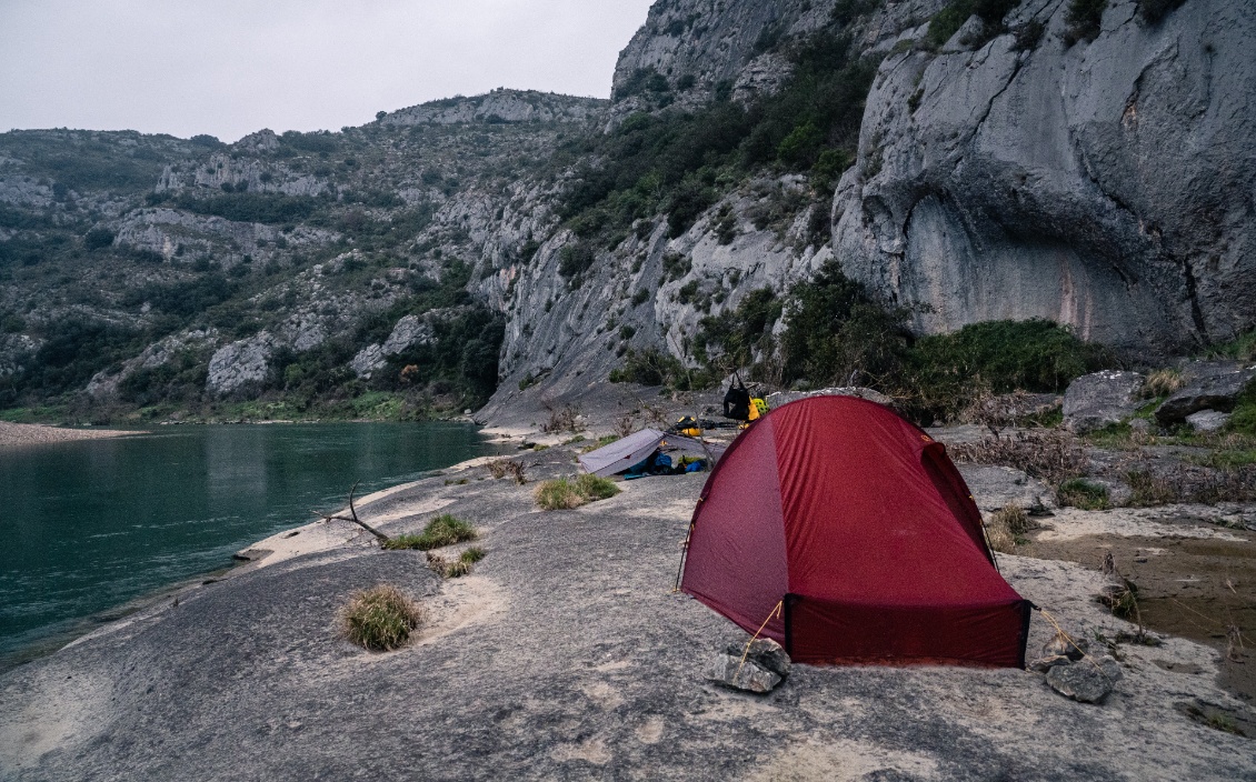 Bivouac à même la roche. Les sardines ne sont d'aucune utilité ici !