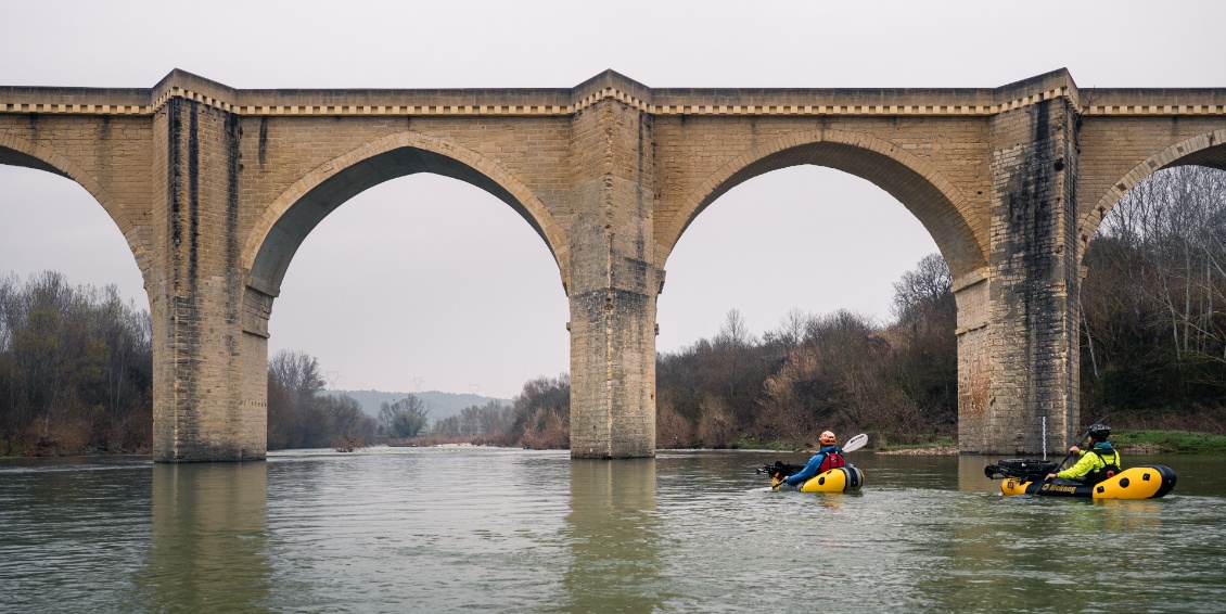 Pont St-Nicolas.
Lors de la crue de 2002, le niveau a dépassé la hauteur du tablier !
À contrario, chaque été, il n'y a presque plus d'eau sous le pont.