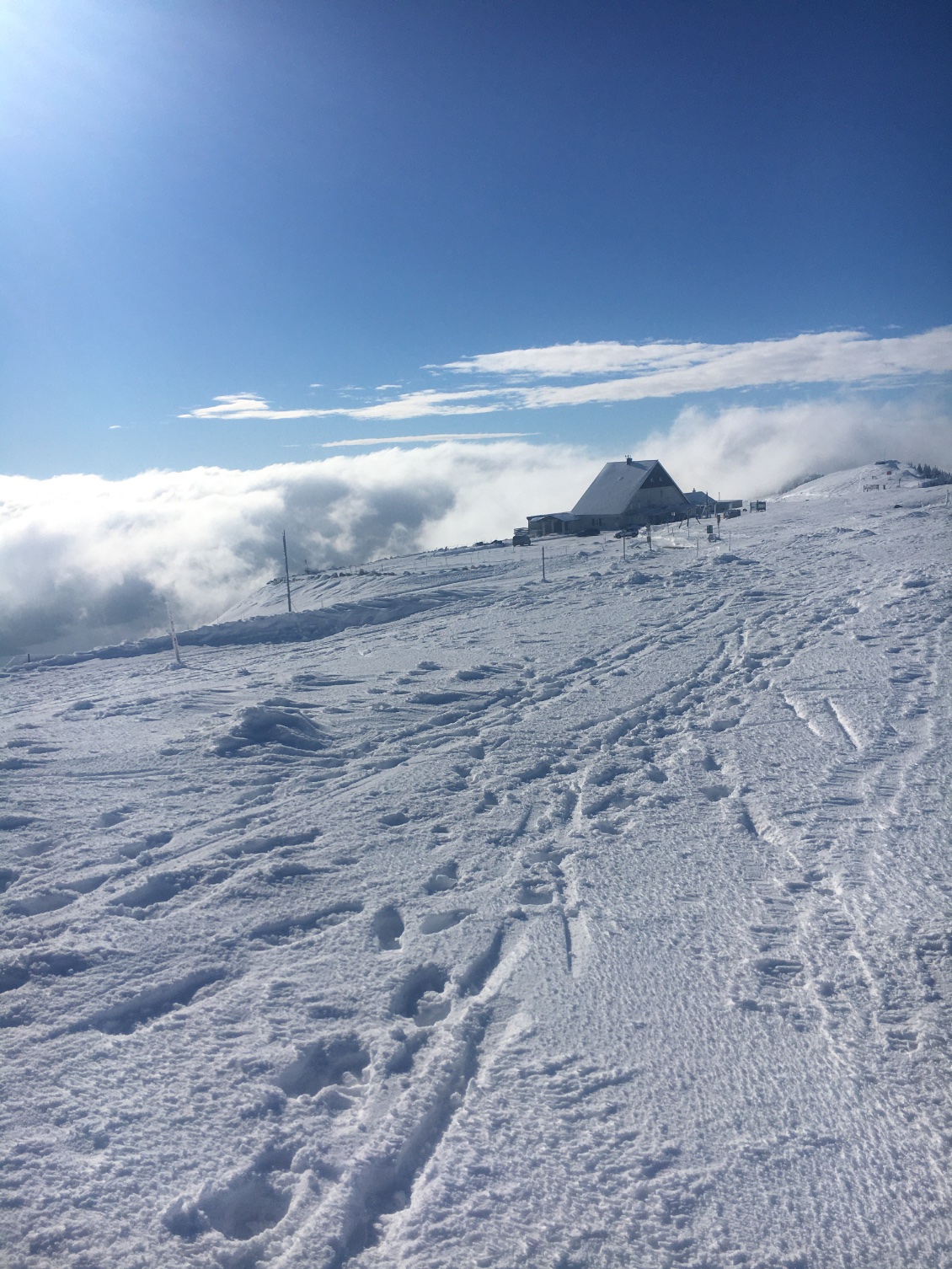 Au fond, l’hôtel du Chasseral.