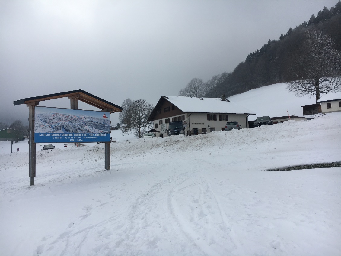 Arrivée à l’auberge des Bugnenets ! ( Départ de la TJS…c’était l’an dernier avec Pierre et JC)😊