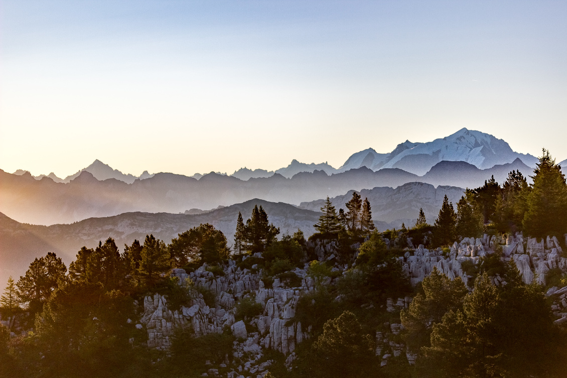 Bivouac alpin. Les Aravis et le mont Blanc étirent leurs courbes sous les derniers rayons du soleil.