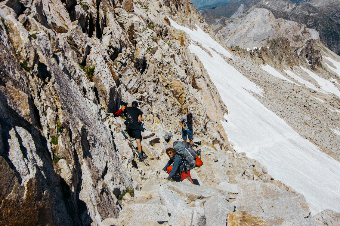 Les Mulleres. Premier col à 3000 m des Hautes-Pyrénées, franchi avec des amis peu expérimentés. Mélange d'appréhension et de bonheur simple d'être ensemble.