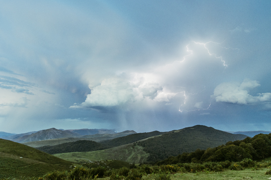 Son et lumière. Au dernier moment l'orage m'évite pour aller frapper les pics basques.