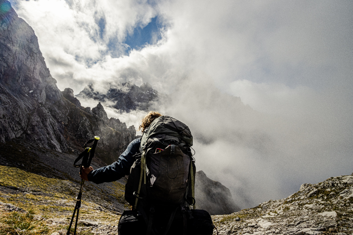 Picos de Europa. Je m'apprête à plonger dans cette pente raide toute ennuagée, et descendre 1000 m de dénivelé en seulement 1,5 km.