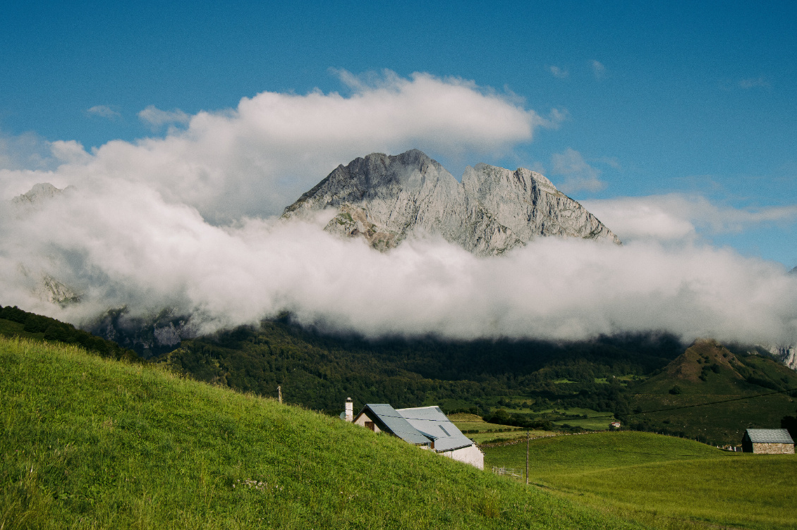 Anie. Le calcaire du pic d'Anie contraste avec la verdure de cette fin d'été dans le Béarn.