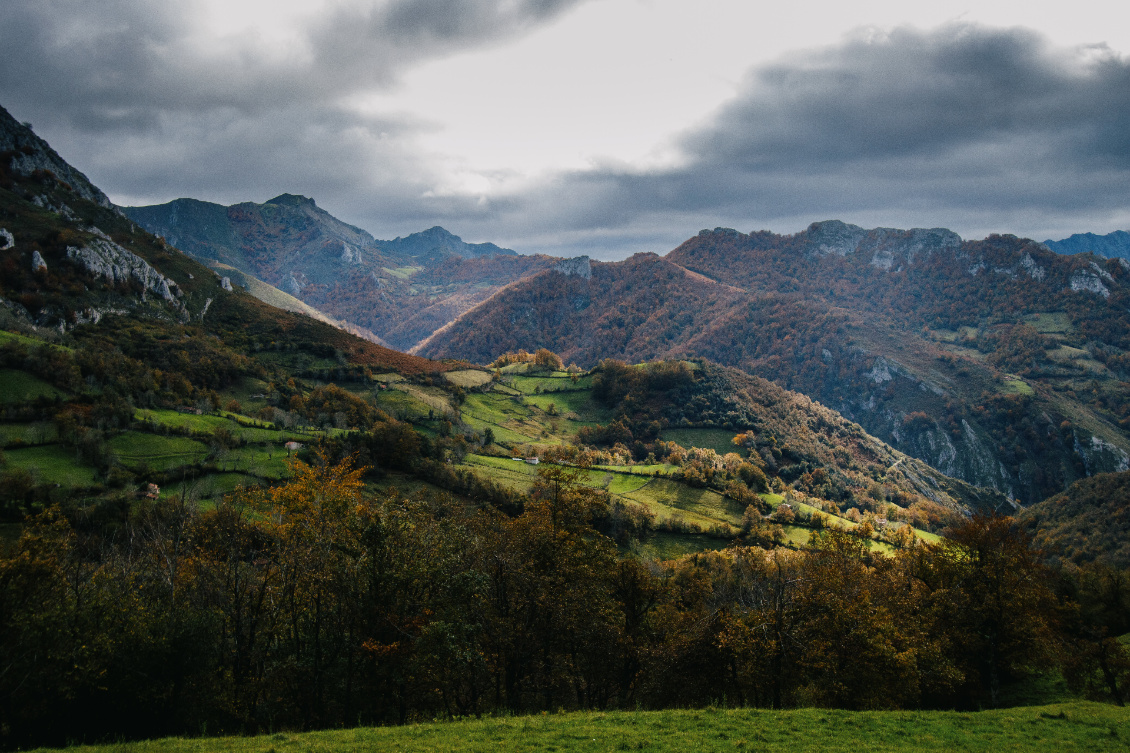 Cordillière Cantabrique. Une succession de pics à plus de 2000 m, avec des prairies et des forêts à sa base, des chemins tortueux peu fréquentés, voilà comment je décrirais ce beau massif.