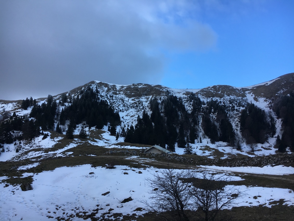 Le cret de la goutte avec au premier plan le refuge du sac, autre refuge non gardé sur le parcours.