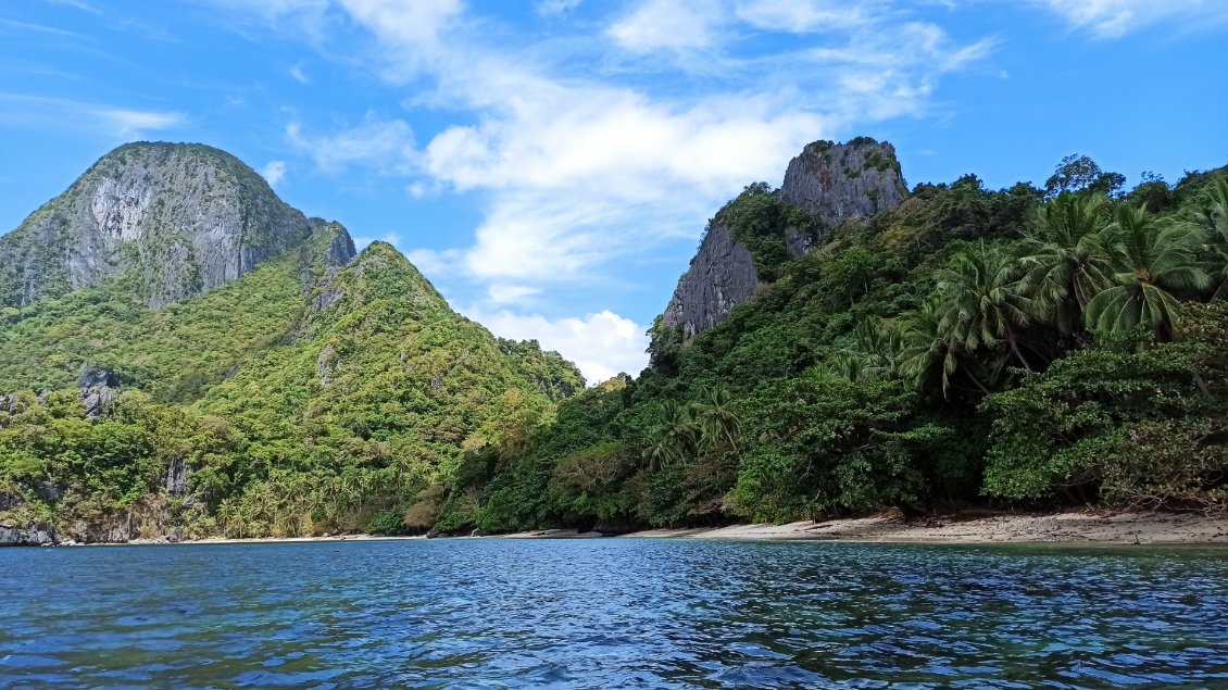 Corong-corang => l'île de Cadlao avec son lagon => île Dilumacad avec la plage Helicpoter.