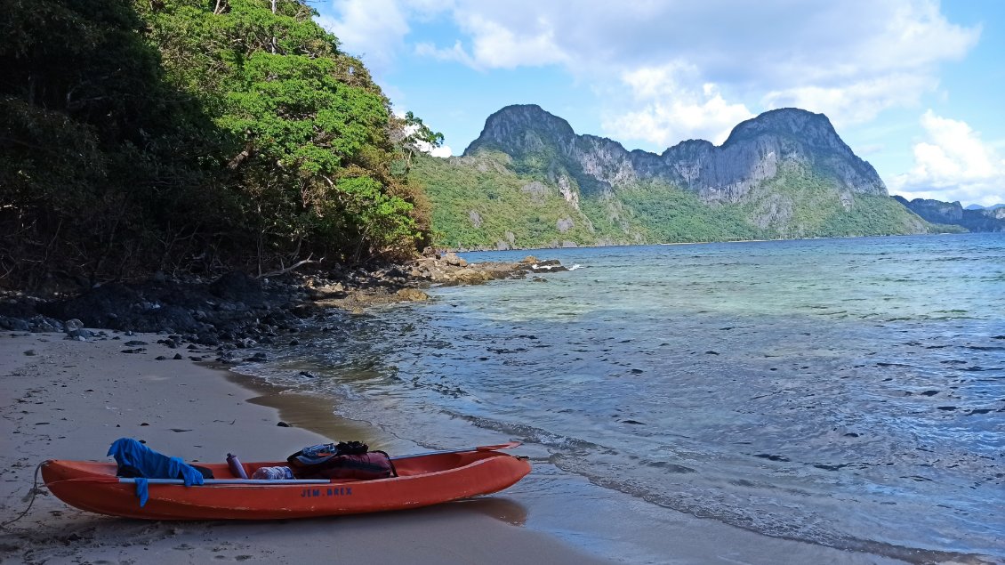 Corong-corang => l'île de Cadlao avec son lagon => île Dilumacad avec la plage Helicpoter.