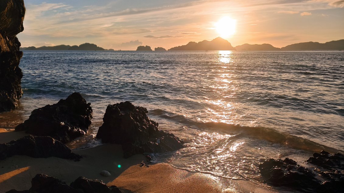 Corong-corang => l'île de Cadlao avec son lagon => île Dilumacad avec la plage Helicpoter.