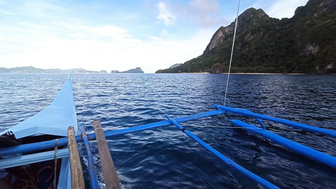 Sur un Bangka, bateau traditionnel philippin en bois et en bambou et à moteur.