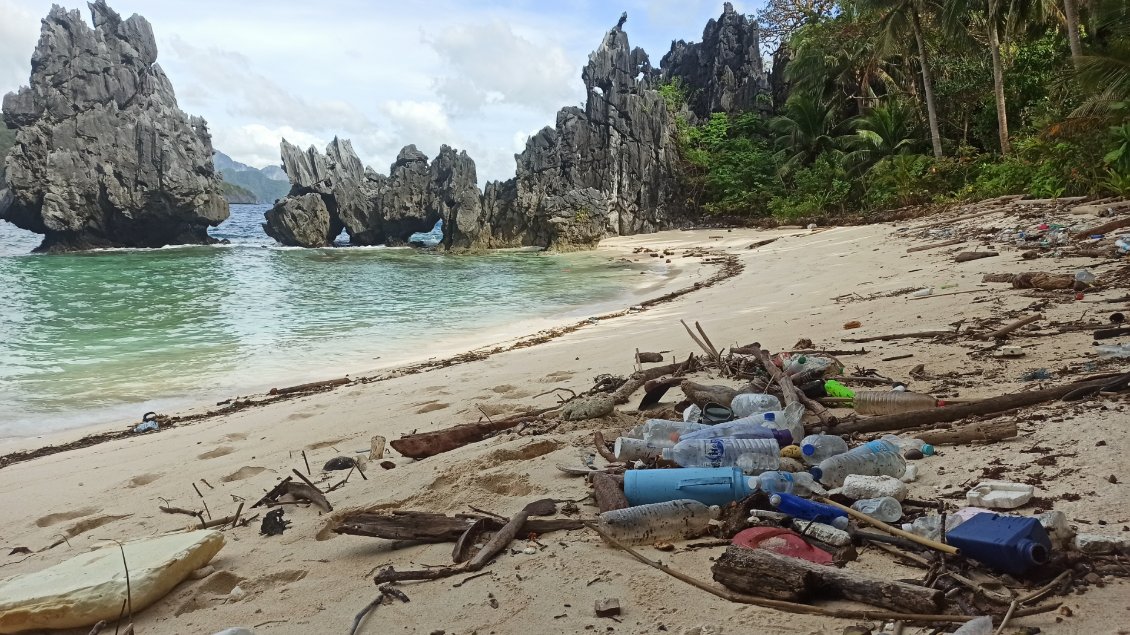 Le plastique rejeté par la mer est l'envers du décor de ces plages paradisiaques non entretenues pour les moins fréquentées.