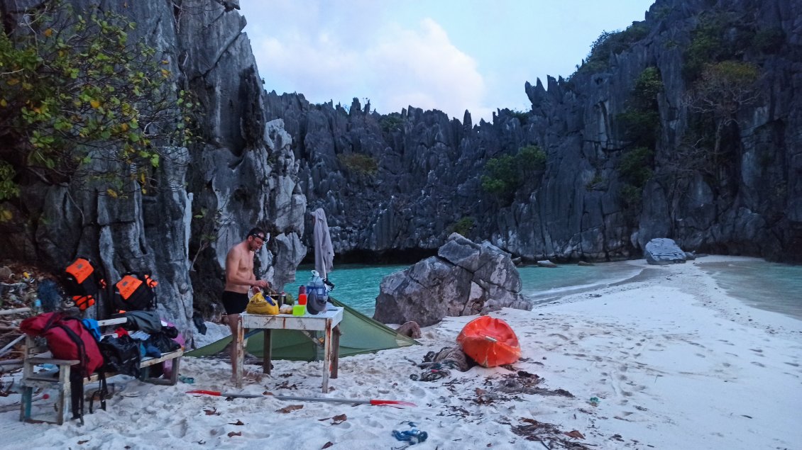 Rando kayak (2 jours) : îles de Tapiutan - Matinloc - Miniloc.