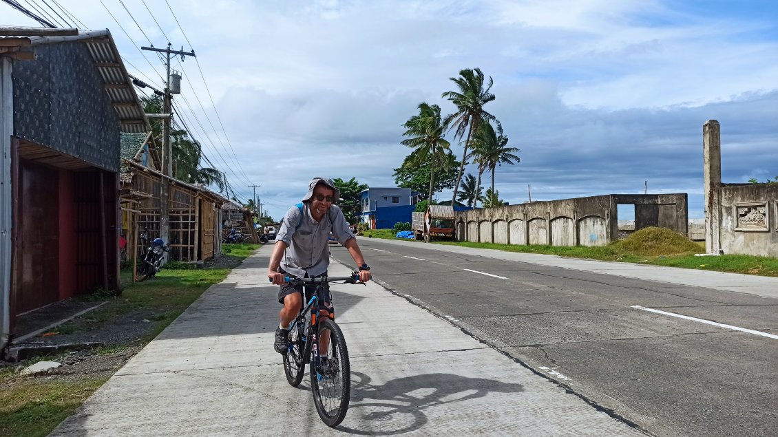 Pas mal de déplacements à vélo durant mon séjour à Kalibo, capitale de la province de Aklan. Je crois bien que ça me donne des idées d'itinérance pour une prochaine fois .