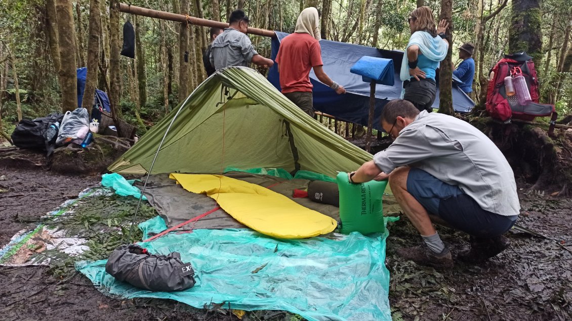 Installation du bivouac après avoir choisi un emplacement pas trop boueux.