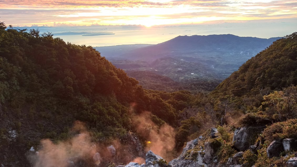 Aurore avec des nuages de vapeur qui s'échappent du flanc du volcan. Chaleur et odeur de souffre se font ressentir de temps à autres.