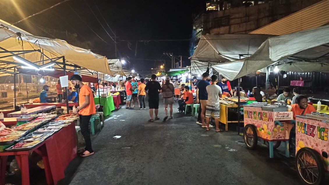 Dîner sur un marché de Davao avant de se rendre à la prochaine montagne.