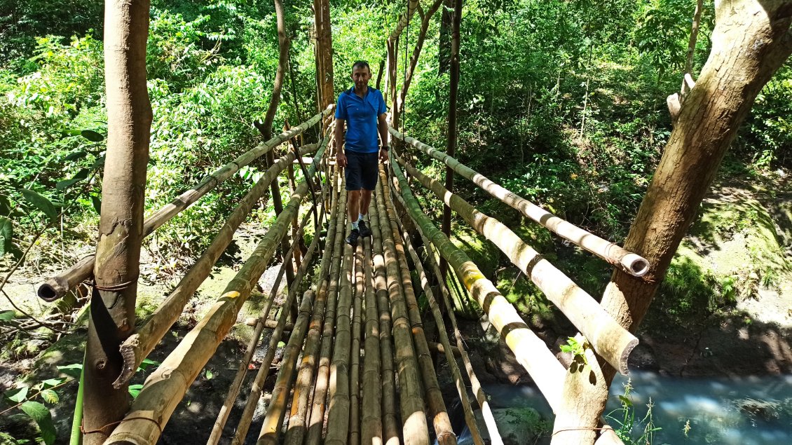 Randonnée à Tagaytay. Le bambou est un matériau de construction largement utilisé.