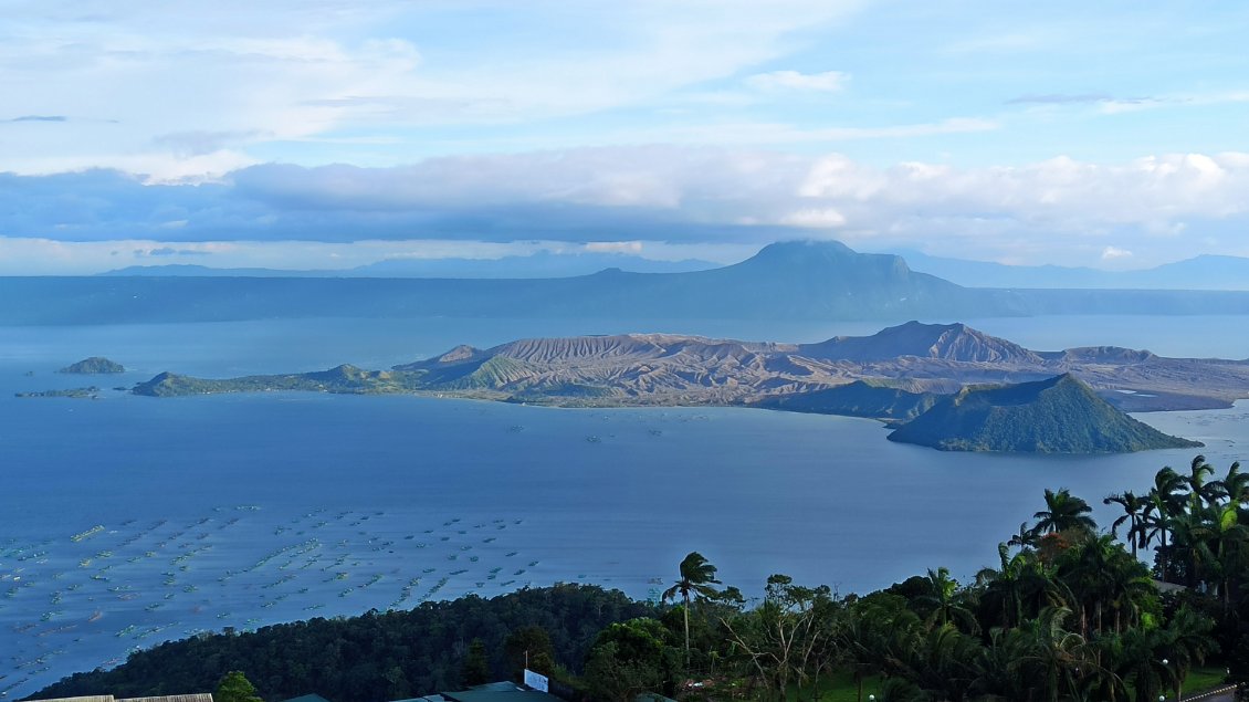 Vue sur le lac Taal à Tagaytay au sud de la capitale Manille avec au milieu un volcan encore actif.