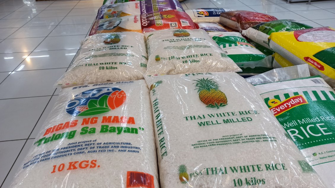 Des paquets de riz de 10kg considérés localement comme un "petit" format car il y a aussi des paquets de 25 et 50 kgs.