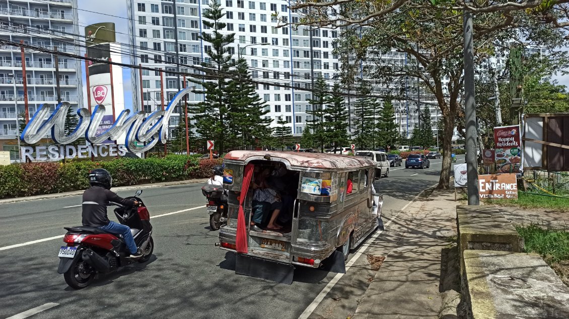 Pour le transport en commun il y a des "jeepneys" absolument partout (1 min d'attente). Ce sont des jeeps de la période coloniale américaine qui ont été transformées en véhicule de transport.