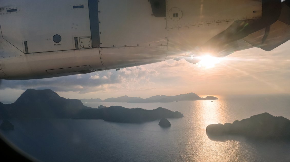 Atterrissage à El Nido au soleil couchant, sur l'île de Palawan.